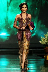 Anne Avantie Mata Hati. Persembahan Kasih untuk Titiek Puspa. Jakarta Fashion & Food Festival 2012 at Ballroom Hotel Harris. Kelapa Gading. Jakarta. [Foto: Mohammad Abduh/Wolipop]