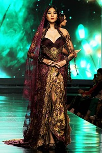 Anne Avantie Mata Hati. Persembahan Kasih untuk Titiek Puspa. Jakarta Fashion & Food Festival 2012 at Ballroom Hotel Harris. Kelapa Gading. Jakarta. [Foto: Mohammad Abduh/Wolipop]