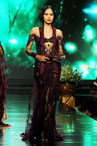 Anne Avantie Mata Hati. Persembahan Kasih untuk Titiek Puspa. Jakarta Fashion & Food Festival 2012 at Ballroom Hotel Harris. Kelapa Gading. Jakarta. [Foto: Mohammad Abduh/Wolipop]