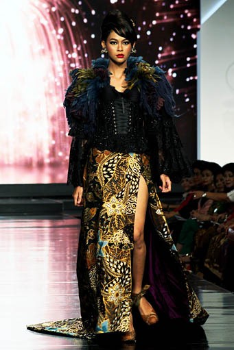 Anne Avantie Mata Hati. Persembahan Kasih untuk Titiek Puspa. Jakarta Fashion & Food Festival 2012 at Ballroom Hotel Harris. Kelapa Gading. Jakarta. [Foto: Mohammad Abduh/Wolipop]