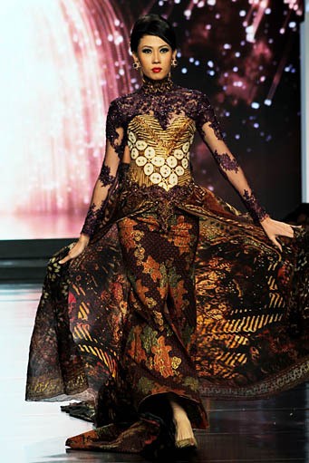 Anne Avantie Mata Hati. Persembahan Kasih untuk Titiek Puspa. Jakarta Fashion & Food Festival 2012 at Ballroom Hotel Harris. Kelapa Gading. Jakarta. [Foto: Mohammad Abduh/Wolipop]