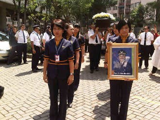 Pilot dan Pramugari Sambut Jenazah Kapten Aan di Masjid Al Bakrie
