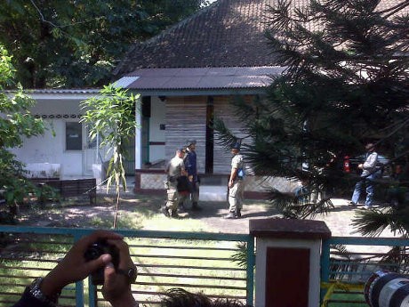 Paket Mencurigakan Ditemukan di Rumah Nunung