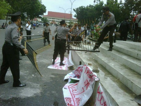 Desak Pengusutan Korupsi PON, Mahasiswa Riau Rusak Pagar Tugu Countdwon