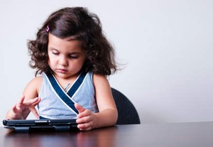 Anak Kecanduan Gadget Karena Meniru Orangtua Sejak Kecil