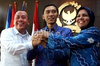 Nurhayati Ali Assegaf (kanan), Edhie Baskoro Yudhoyono (tengah) dan Sekretaris Fraksi PD Saan Mustopa (kiri) saat jumpa pers mengumumkan pengurus baru di tingkat pimpinan fraksi dan komisi. Dalam jumpa pers tersebut, Nurhayati mengaku siap mengemban tugas baru memaksimalkan kinerja anggota fraksi Demokrat. Ramses/detikcom.