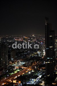 Sayang polusi dan kepadatan kota Bangkok masih terlihat agak berantakan.