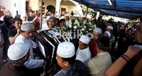 Sebelumnya, jenazah Didik diserahkan oleh pemerintah ke pihak keluarga di Bandara Halim Perdana Kusumah.