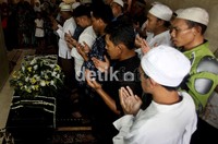 Jenazah Didik Nur Yusuf disalatkan.