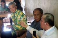 Ganjar menyimak pemaparan Saan Mustofa. Menurut Saan, potensi money politik lebih tinggi dalam demokrasi langsung karena kedekatan dengan pemilih. Sementara sistem pemilihan kepala daerah melalui DPRD dinilai lebih rendah money politiknya.