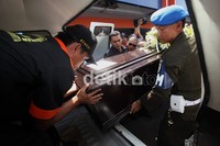 Setelah diserahkan, jenazah kemudian dibawa dengan ambulans ke rumah duka.
