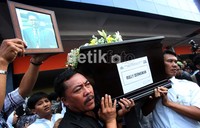 Keluarga mengusung jenazah Rully Dermawan.