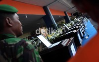 Anggota TNI menjaga jenazah sebelum upacara penyerahan berlangsung.