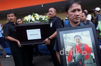 Jenazah Didik Nur Yusuf diusung ke ambulans.
