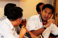 Para tim sukses menjadi panelis saat lembaga riset Indo Barometer memaparkan survei terbaru soal Pilkada DKI Jakarta di Warung Daun, Jl Wolter Monginsidi, Jakarta, Rabu (23/5/2012). Tampak tim sukses Jokowi-Ahok, Maruarar Sirait menanggapi survei tersebut.