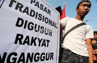 Mereka mendesak pemerintah memperketat aturan membuka retail modern dan tidak menggusur pasar tradisional.