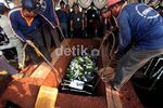 Isak Tangis Warnai Pemakaman Wartawan Angkasa