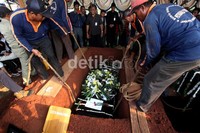 Jenazah Dody Aviantara dimasukkan ke liang lahat.