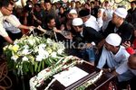 Isak Tangis Warnai Pemakaman Wartawan Angkasa