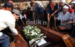 Isak Tangis Warnai Pemakaman Wartawan Angkasa