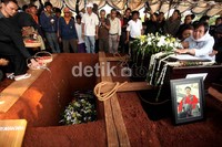Jenazah Didik Nur Yusuf dimakamkan di samping makam Dody Aviantara.
