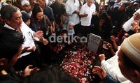 Para pelayat berdoa di sekitar makam Didik Nur Yusuf.