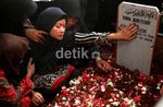 Isak Tangis Warnai Pemakaman Wartawan Angkasa
