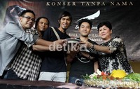 Ibu Acin selaku produser dari Musika Studio memberikan potongan tumpeng kepada Uki, Lukman, Reza dan David.