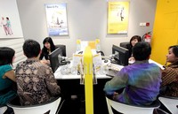 Pelayanan pertama untuk nasabah Bank Commonwealth di cabang Roxy Mas. Bank asal Australia tersebut menawarkan produk perbankan seperti tabungan, deposito, ATM, investasi, dan kredit modal kerja.