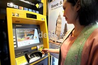 Salah satu pelayanan ATM bagi nasabah. ATM ini melayani pembayaran tagihan dan pembelian serta akses ke jaringan BCA/Prima dan ATM Bersama.