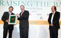 Direktur Keuangan PT Bank Rakyat Indonesia (Persero) Tbk Achmad Baiquni (kiri) menerima penghargaan dari Chairman & Editor in Chief Majalah Forbes Steve Forbes (tengah) disaksikan pemilik lisensi majalah Forbes Indonesia Dato Sri Dr Tahir (kanan) saat penyerahan penghargaan di Jakarta, Selasa (22/5). (dok BRI)