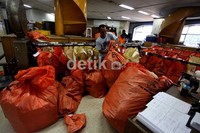 Petugas memeriksa paket kiriman di kantor Pos Pasar Baru, Jakarta.