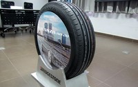 Dengan mengusung desain yang lebih dinamis, Bridgestone mengklaim mampu berlari lebih senyap dan lebih mencengkram aspal meski kondisi basah sekali pun.