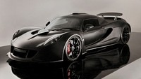 2. 2010 Hennessey Venom GT. Memiliki tenaga sebesar 1.200 kuda pada 6,500 rpm. Mobil ini memiliki mesin 6.2-liter, OHV, 16-valve V8, twin turbos. Mobil ini merupakan paduan dari mesin Corvette ZR1 dengan struktur dari Lotus Exige. Kecepatan teoritisnya super gila 437 km per jam! (dok Inside Line)