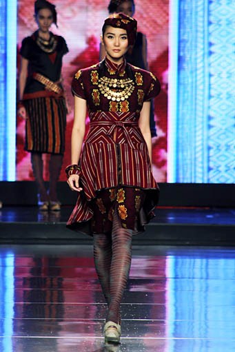 Ari Seputra Unity Cita Tenun Indonesia. Jakarta Fashion & Food Festival 2012 at Ballroom Hotel Harris. Kelapa Gading. Jakarta. [Foto: Mohammad Abduh/Wolipop]