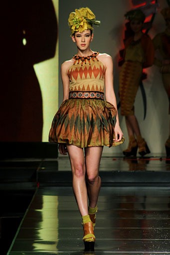 Priyo Oktaviano Kawaii Bali Cita Tenun Indonesia. Jakarta Fashion & Food Festival 2012 at Ballroom Hotel Harris. Kelapa Gading. Jakarta. [Foto: Mohammad Abduh/Wolipop]