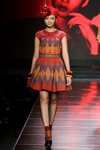 Priyo Oktaviano Kawaii Bali Cita Tenun Indonesia. Jakarta Fashion & Food Festival 2012 at Ballroom Hotel Harris. Kelapa Gading. Jakarta. [Foto: Mohammad Abduh/Wolipop]