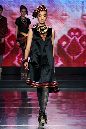 Ari Seputra Unity Cita Tenun Indonesia. Jakarta Fashion & Food Festival 2012 at Ballroom Hotel Harris. Kelapa Gading. Jakarta. [Foto: Mohammad Abduh/Wolipop]