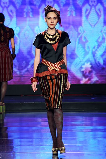 Ari Seputra Unity Cita Tenun Indonesia. Jakarta Fashion & Food Festival 2012 at Ballroom Hotel Harris. Kelapa Gading. Jakarta. [Foto: Mohammad Abduh/Wolipop]