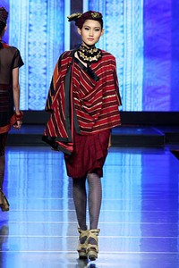 Ari Seputra Unity Cita Tenun Indonesia. Jakarta Fashion & Food Festival 2012 at Ballroom Hotel Harris. Kelapa Gading. Jakarta. [Foto: Mohammad Abduh/Wolipop]