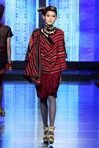 Ari Seputra Unity Cita Tenun Indonesia. Jakarta Fashion & Food Festival 2012 at Ballroom Hotel Harris. Kelapa Gading. Jakarta. [Foto: Mohammad Abduh/Wolipop]