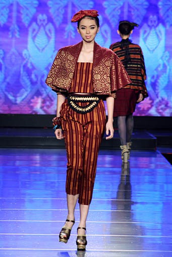 Ari Seputra Unity Cita Tenun Indonesia. Jakarta Fashion & Food Festival 2012 at Ballroom Hotel Harris. Kelapa Gading. Jakarta. [Foto: Mohammad Abduh/Wolipop]