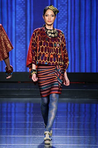 Ari Seputra Unity Cita Tenun Indonesia. Jakarta Fashion & Food Festival 2012 at Ballroom Hotel Harris. Kelapa Gading. Jakarta. [Foto: Mohammad Abduh/Wolipop]