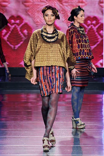 Ari Seputra Unity Cita Tenun Indonesia. Jakarta Fashion & Food Festival 2012 at Ballroom Hotel Harris. Kelapa Gading. Jakarta. [Foto: Mohammad Abduh/Wolipop]