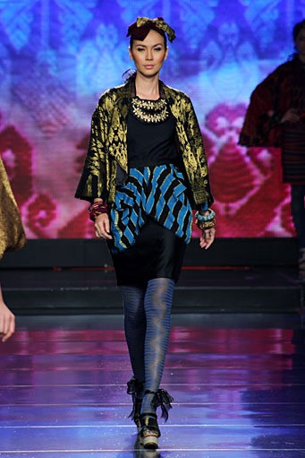 Ari Seputra Unity Cita Tenun Indonesia. Jakarta Fashion & Food Festival 2012 at Ballroom Hotel Harris. Kelapa Gading. Jakarta. [Foto: Mohammad Abduh/Wolipop]