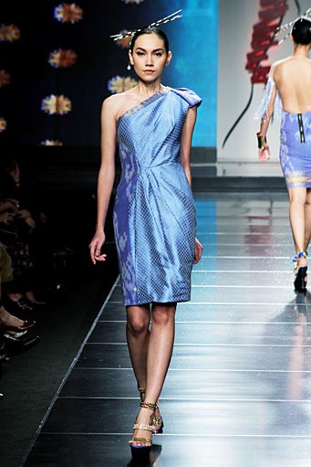 Didi Budiardjo Aurum Cantus. Cita Tenun Indonesia. Jakarta Fashion & Food Festival 2012 at Ballroom Hotel Harris Kelapa Gading. Jakarta. [Foto: Mohammad Abduh/Wolipop]