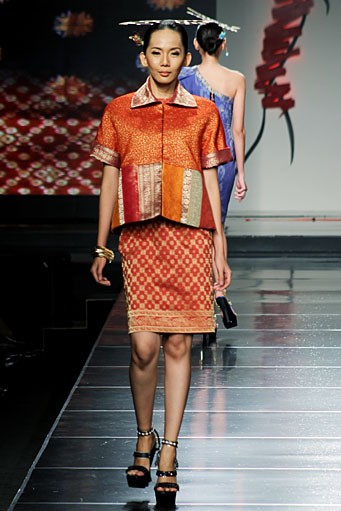 Didi Budiardjo Aurum Cantus. Cita Tenun Indonesia. Jakarta Fashion & Food Festival 2012 at Ballroom Hotel Harris Kelapa Gading. Jakarta. [Foto: Mohammad Abduh/Wolipop]