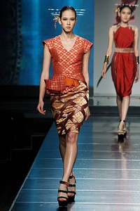 Didi Budiardjo Aurum Cantus. Cita Tenun Indonesia. Jakarta Fashion & Food Festival 2012 at Ballroom Hotel Harris Kelapa Gading. Jakarta. [Foto: Mohammad Abduh/Wolipop]