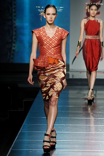 Didi Budiardjo Aurum Cantus. Cita Tenun Indonesia. Jakarta Fashion & Food Festival 2012 at Ballroom Hotel Harris Kelapa Gading. Jakarta. [Foto: Mohammad Abduh/Wolipop]