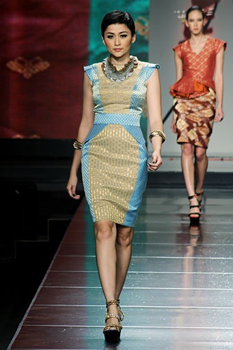 Didi Budiardjo Aurum Cantus. Cita Tenun Indonesia. Jakarta Fashion & Food Festival 2012 at Ballroom Hotel Harris Kelapa Gading. Jakarta. [Foto: Mohammad Abduh/Wolipop]